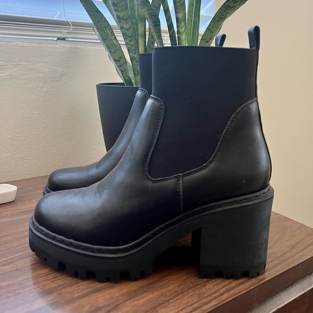 Chunk Black Womens Boots sz 8 (runs large)